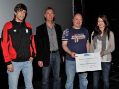 Die Übergabe des NAB-Förderpreises (von links): Marc Rüede (Sponsoring TSV Frick Handball), Rolf Hüsser (NAB Frick), Roger Troller (Trainer) und Michelle Müller (Captain FU18)